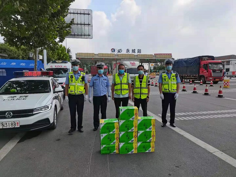 集團在建項目紛紛送清涼慰問一線防疫執(zhí)勤人員2 2021.08.10.jpg