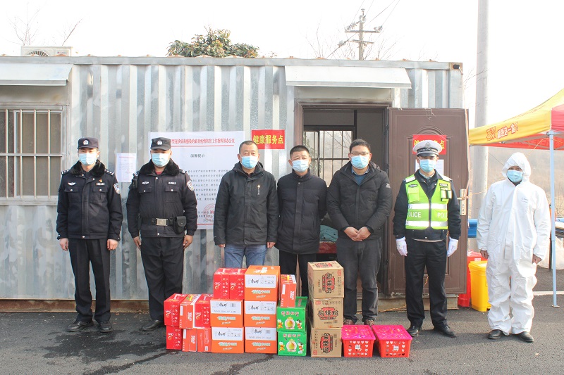 大別山明雞高速3-3工區(qū)捐贈抗疫物資與當(dāng)?shù)財(cái)y手共抗疫情.jpg