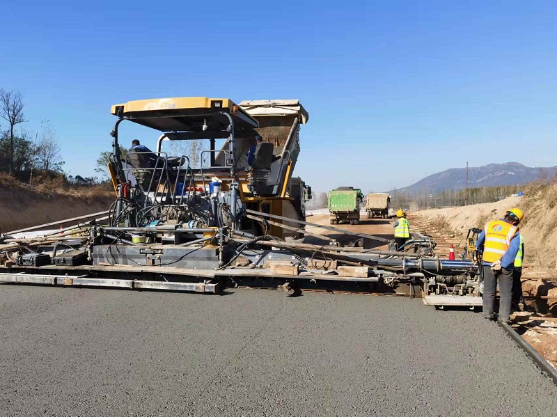 1653034386333.jpg 水泥穩(wěn)定碎石攤鋪 郭連山 攝.jpg