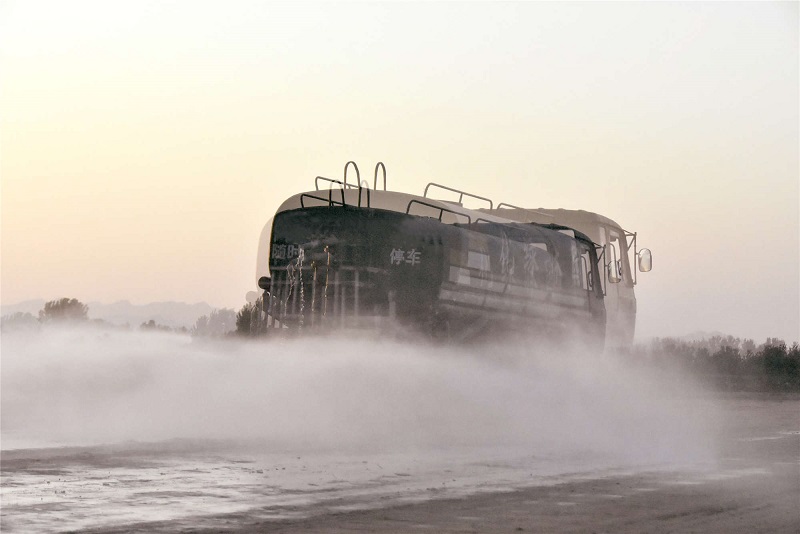 1653034483155.jpg 灑水除塵 郭連山 攝.jpg