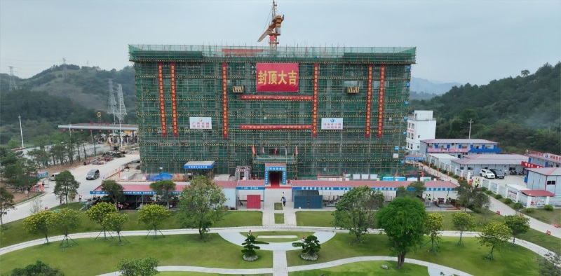 廣西蒼容高速1標(biāo)梧州北管理分中心綜合樓主體結(jié)構(gòu)順利封頂.jpg
