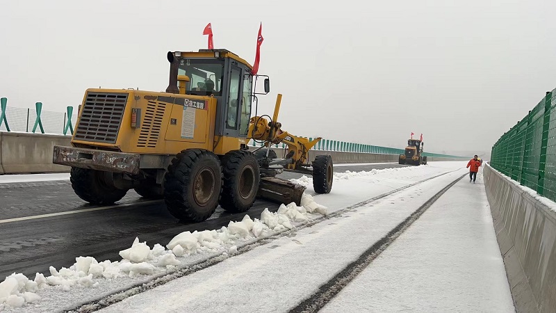 沿太行新鄉(xiāng)段全線除雪作業(yè) (2).jpg