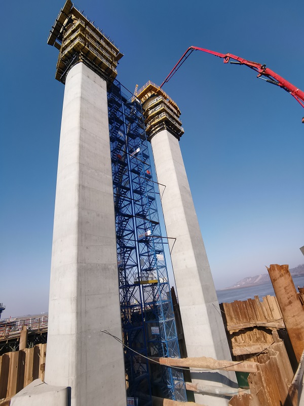 焦平高速焦滎段黃河特大橋主橋168號墩左幅花瓶墩順利封頂.jpg