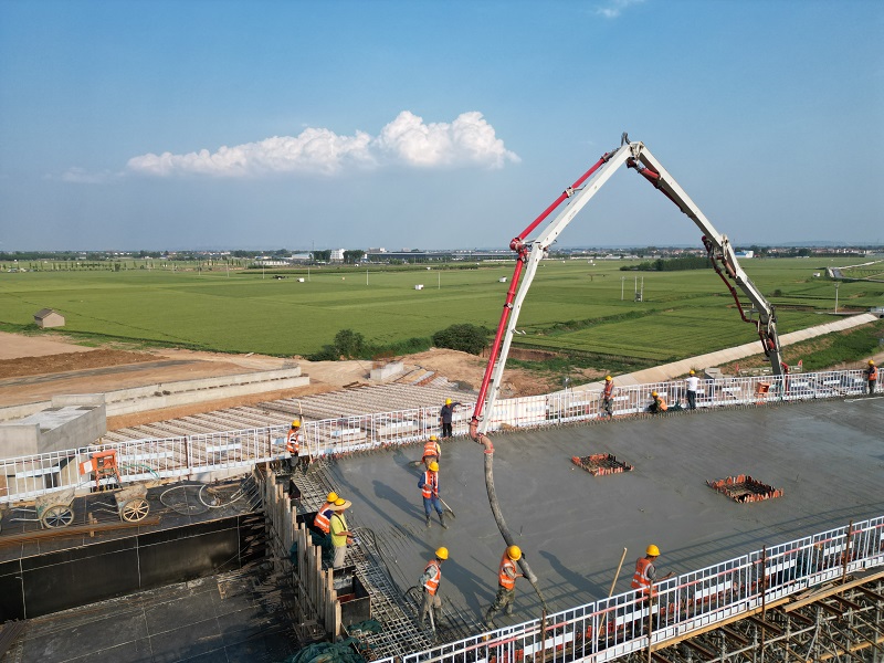焦平高速焦滎段二標-郭莊樞紐互通D匝道橋第一聯(lián)現(xiàn)澆箱梁頂板順利澆筑.jpg
