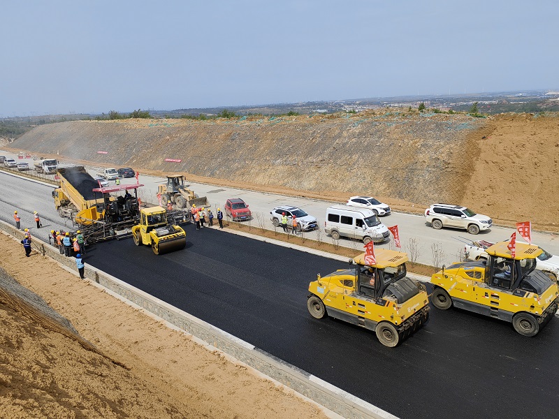 1746525314797.jpg 安鶴一標(biāo)瀝青面層順利攤鋪.jpg